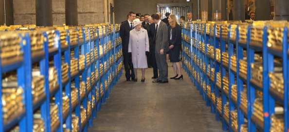 image of Queen Elizabeth touring Bank of England gold room