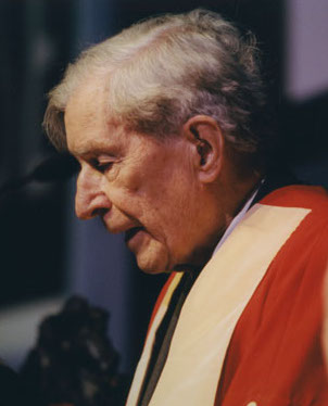 Image of John Kenneth Galbraith, speech accepting honorary degree from the London School of Economics