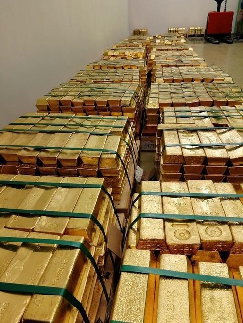 Photo of pallettes of gold bars purchased by Hungary's central bank